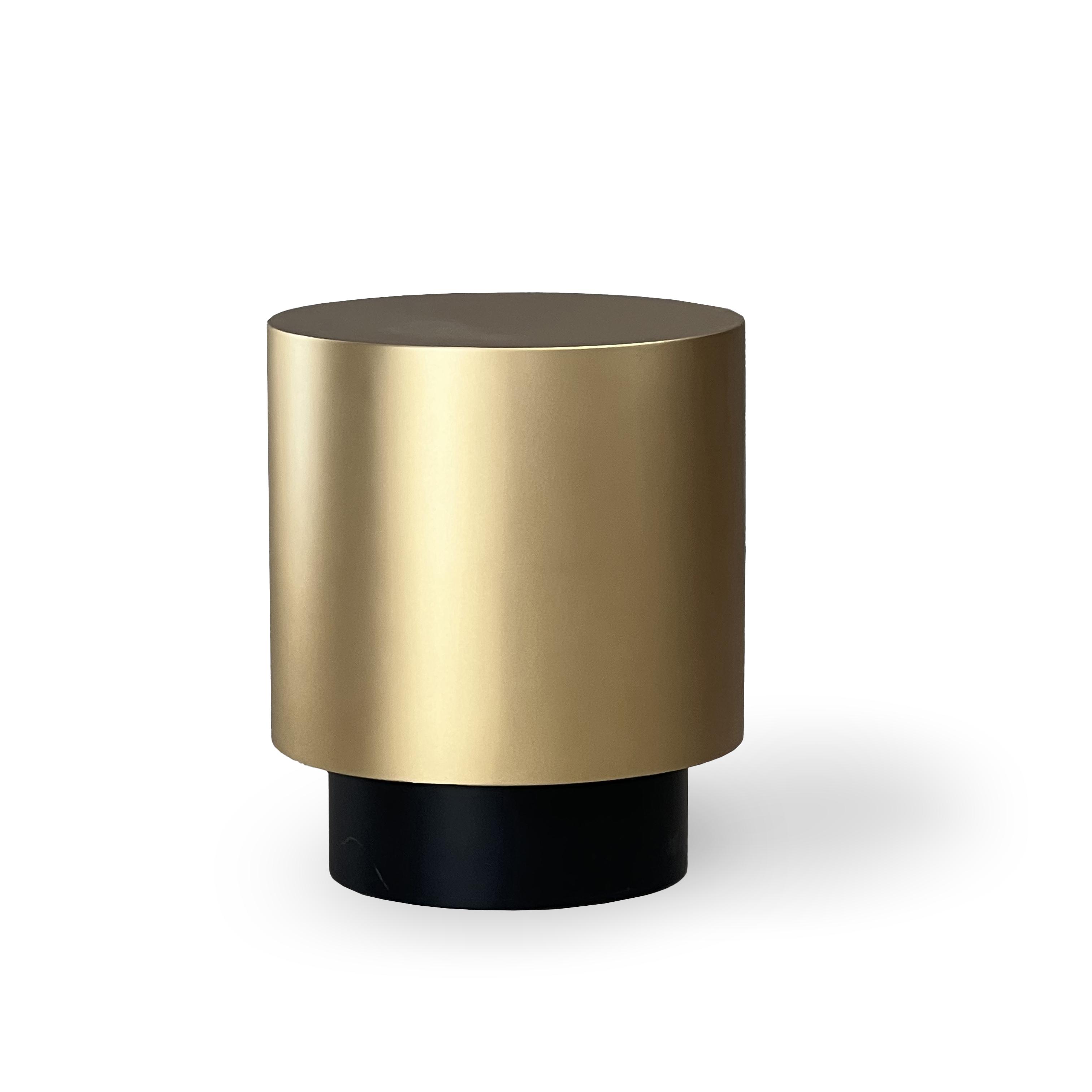 میز کنار مبلی گرد دنیس